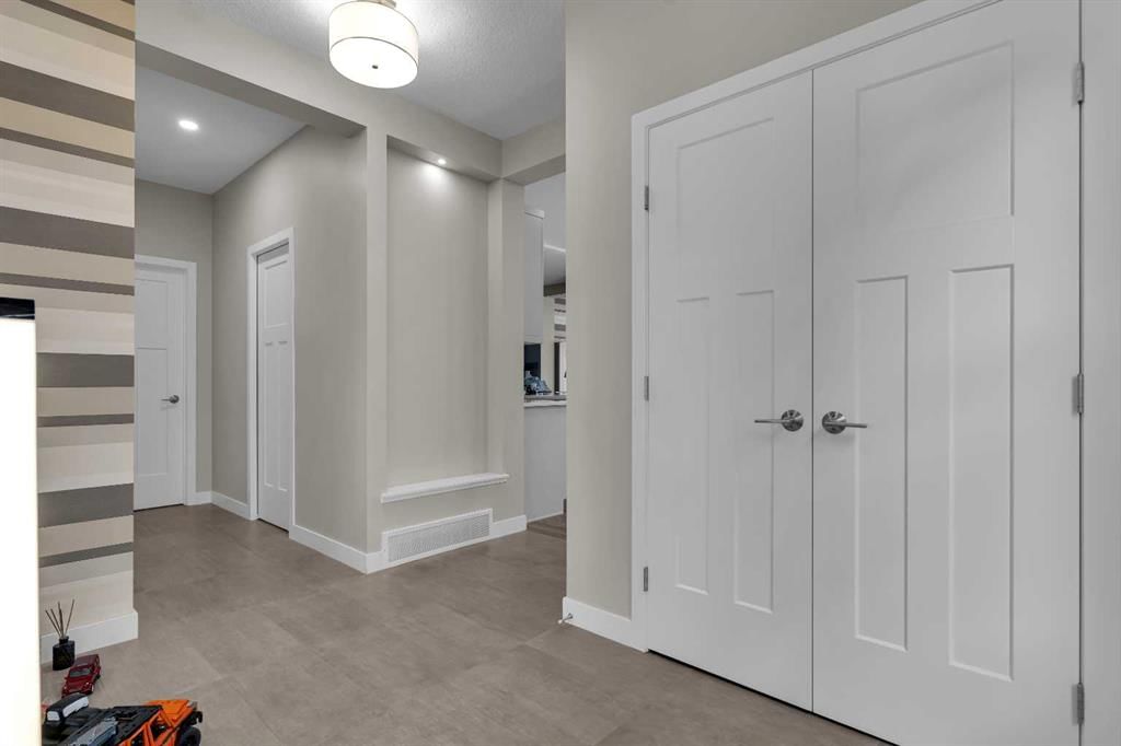 29 Magnolia Terrace SE, Calgary — photo 5 of 47