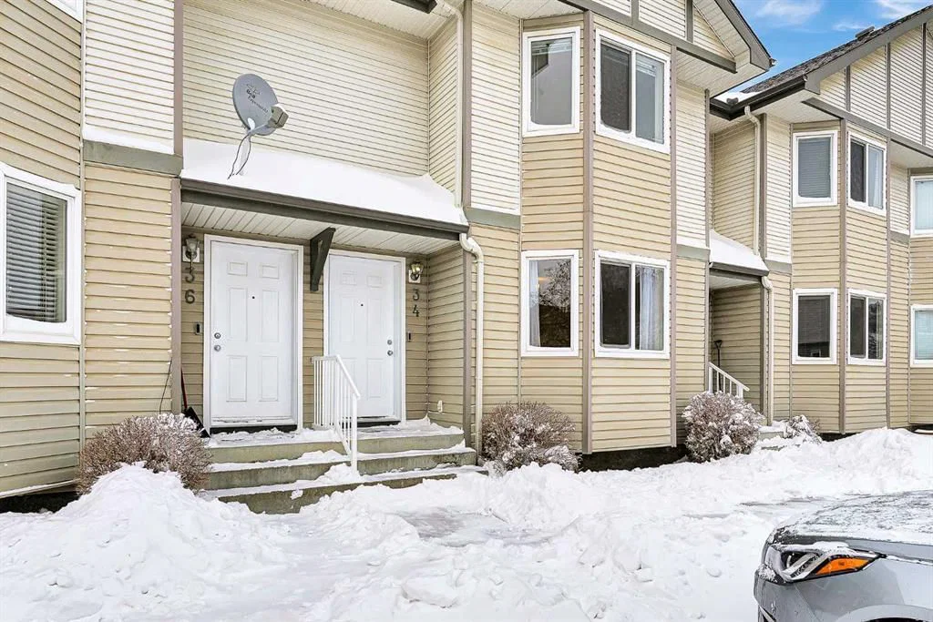 34 Royal Birch Villas NW, Calgary — photo 2 of 38
