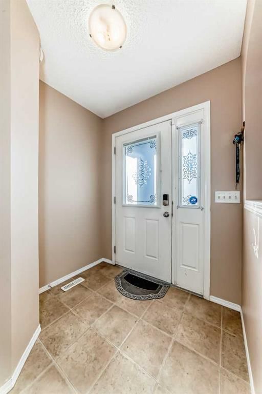 79 Saddlebrook Common NE, Calgary — photo 3 of 50