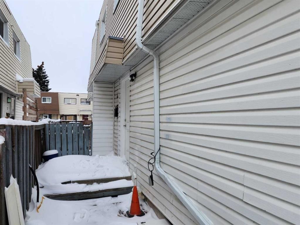 4, 6424 4 Street NE, Calgary — photo 3 of 28
