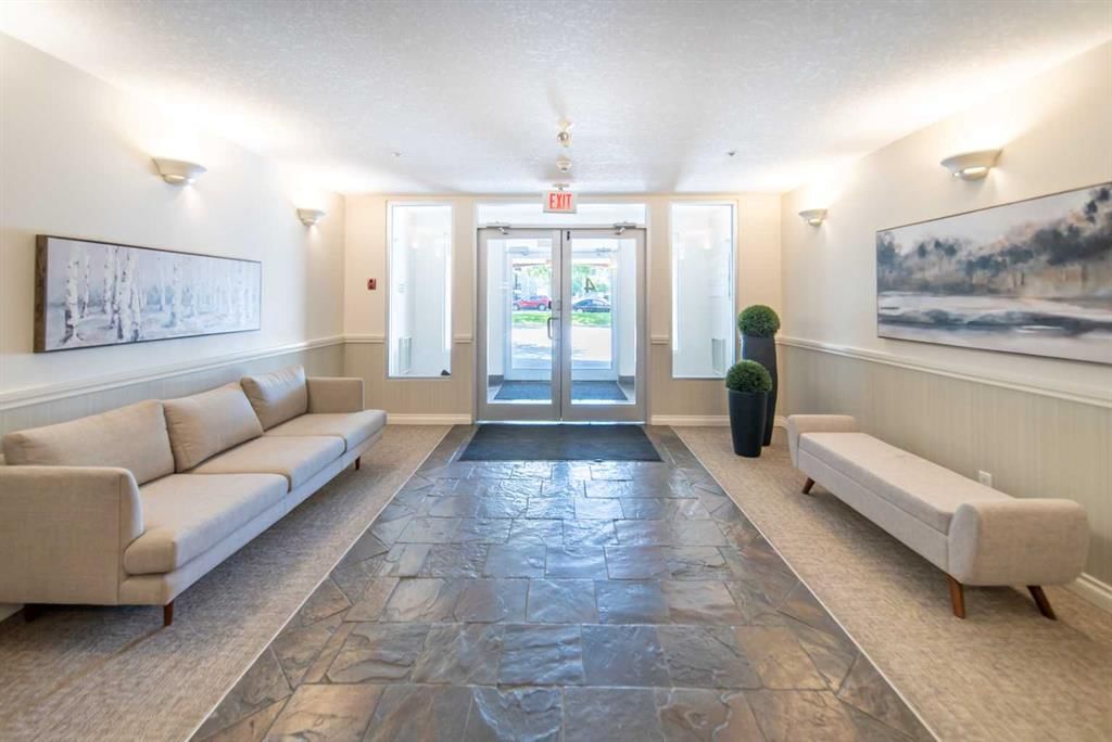 205, 4 Hemlock Crescent SW, Calgary — photo 4 of 35