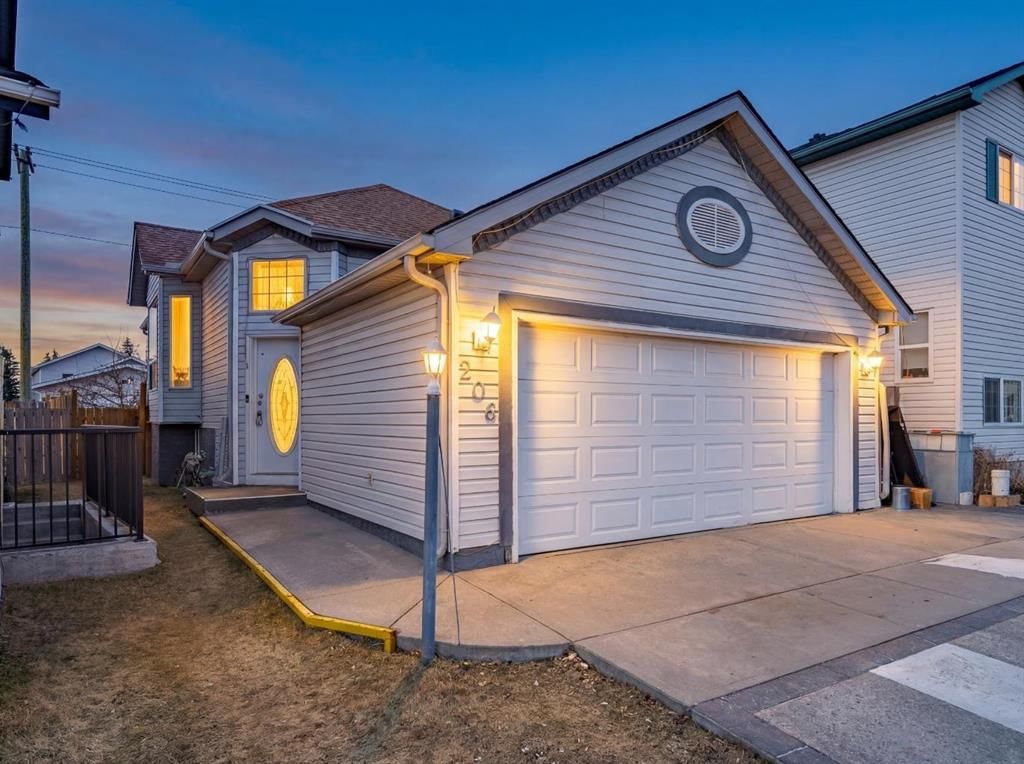 206 Saratoga Close NE, Calgary — main listing photo