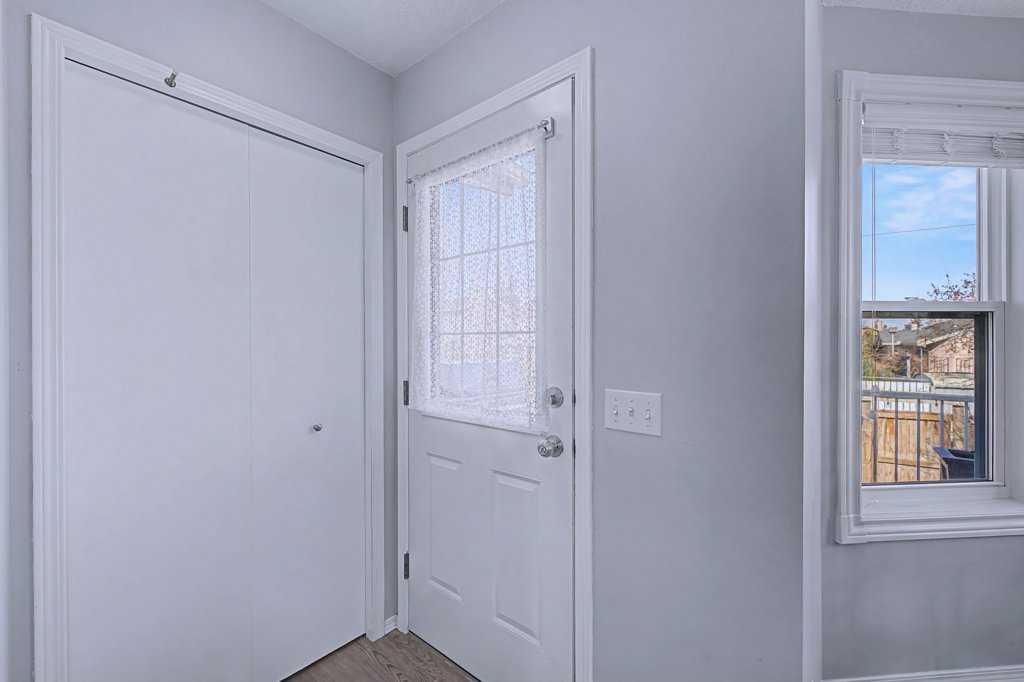 24 Sunlake Circle SE, Calgary — photo 4 of 50