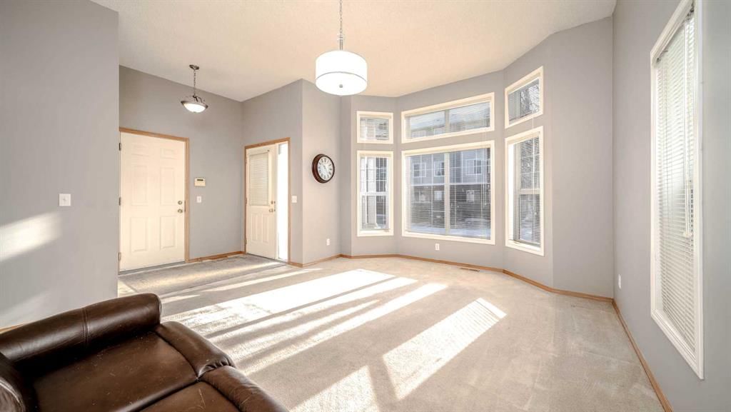 19 Prestwick Pond Terrace SE, Calgary — photo 5 of 34