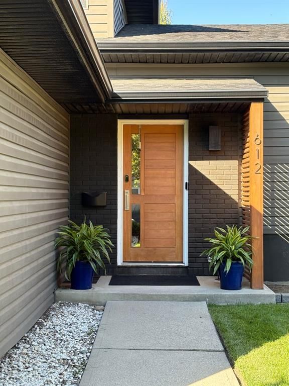 612 Willoughby Crescent SE, Calgary — photo 5 of 50