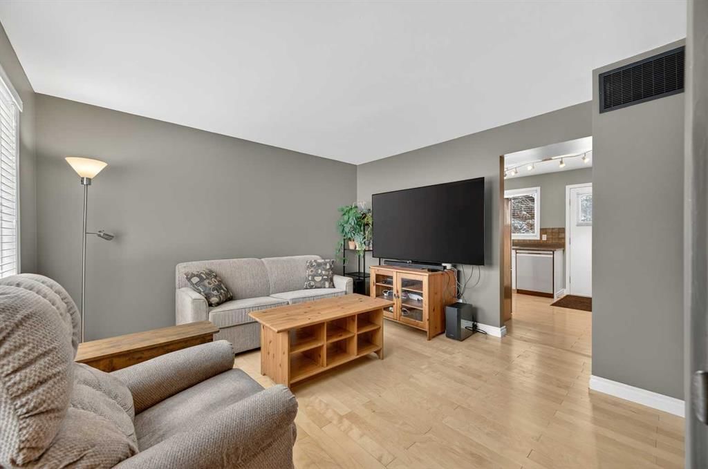 353 Regal Park NE, Calgary — photo 3 of 25