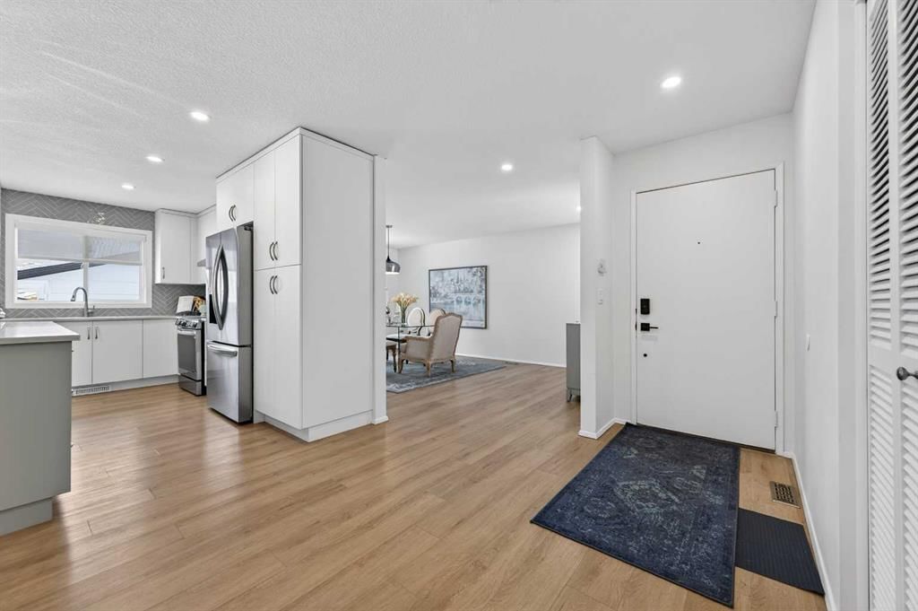 60 Sunmount Close SE, Calgary — photo 2 of 47