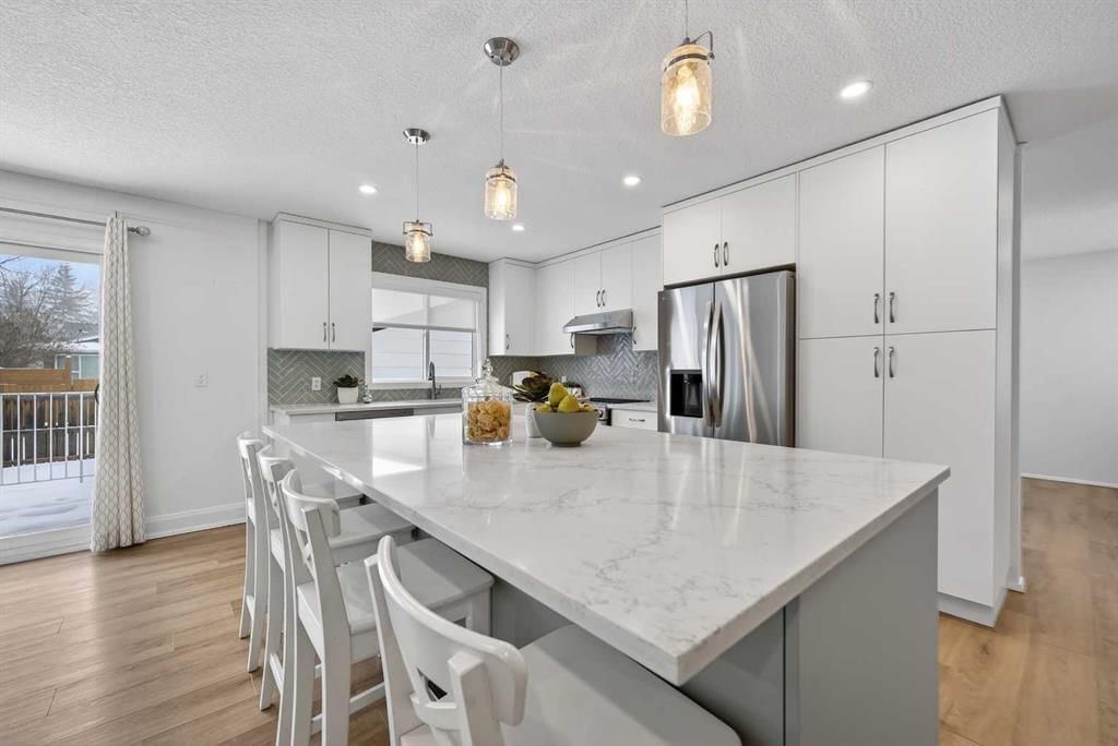 60 Sunmount Close SE, Calgary — photo 5 of 47