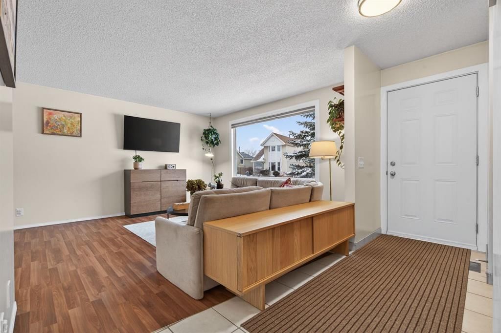 151 Erin Park Close SE, Calgary — photo 4 of 43