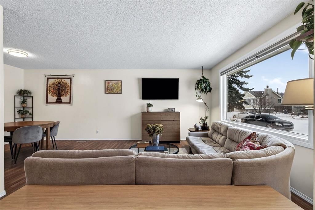 151 Erin Park Close SE, Calgary — photo 5 of 43