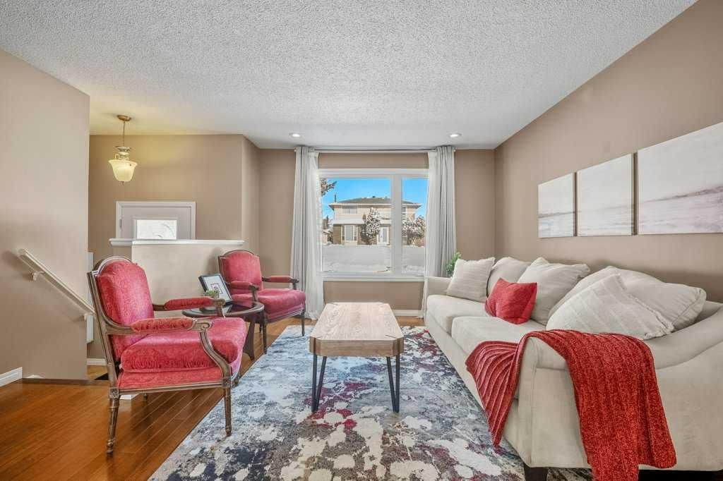 417 Huntington Way NE, Calgary — photo 5 of 50