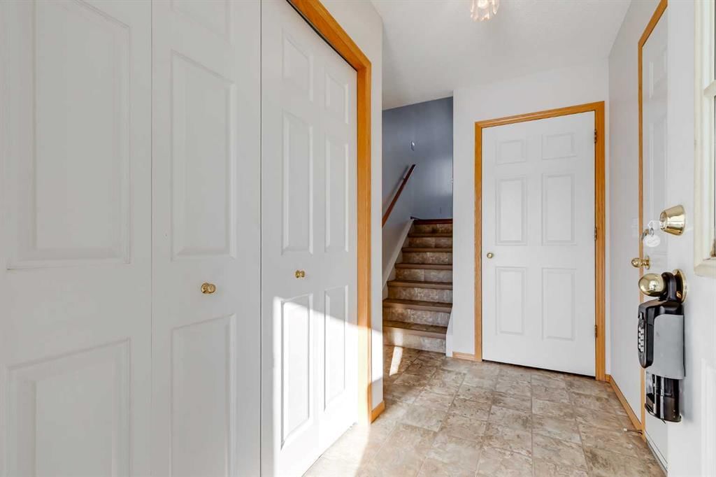 153 Rocky Ridge Court NW, Calgary — photo 3 of 35