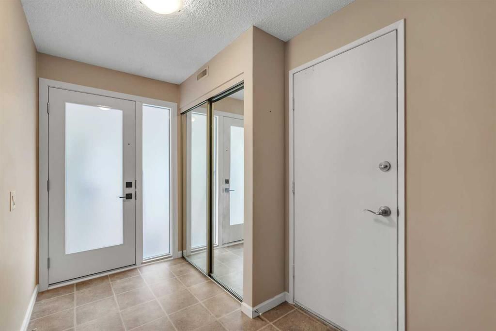 22 Coachway Green SW, Calgary — photo 2 of 36