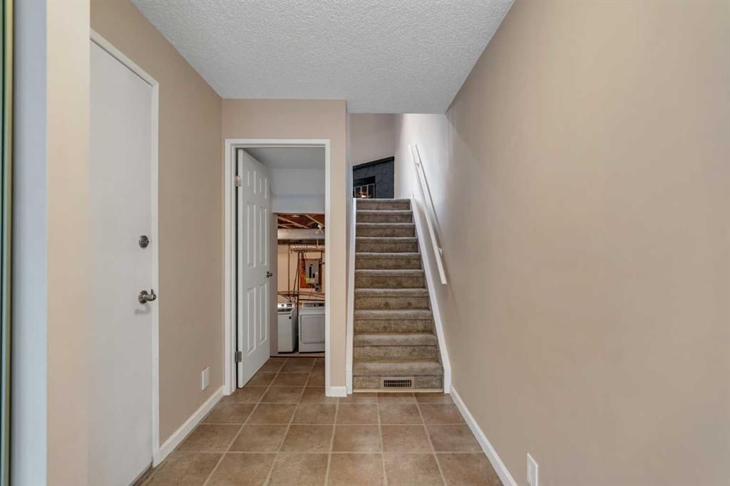 22 Coachway Green SW, Calgary — photo 3 of 36