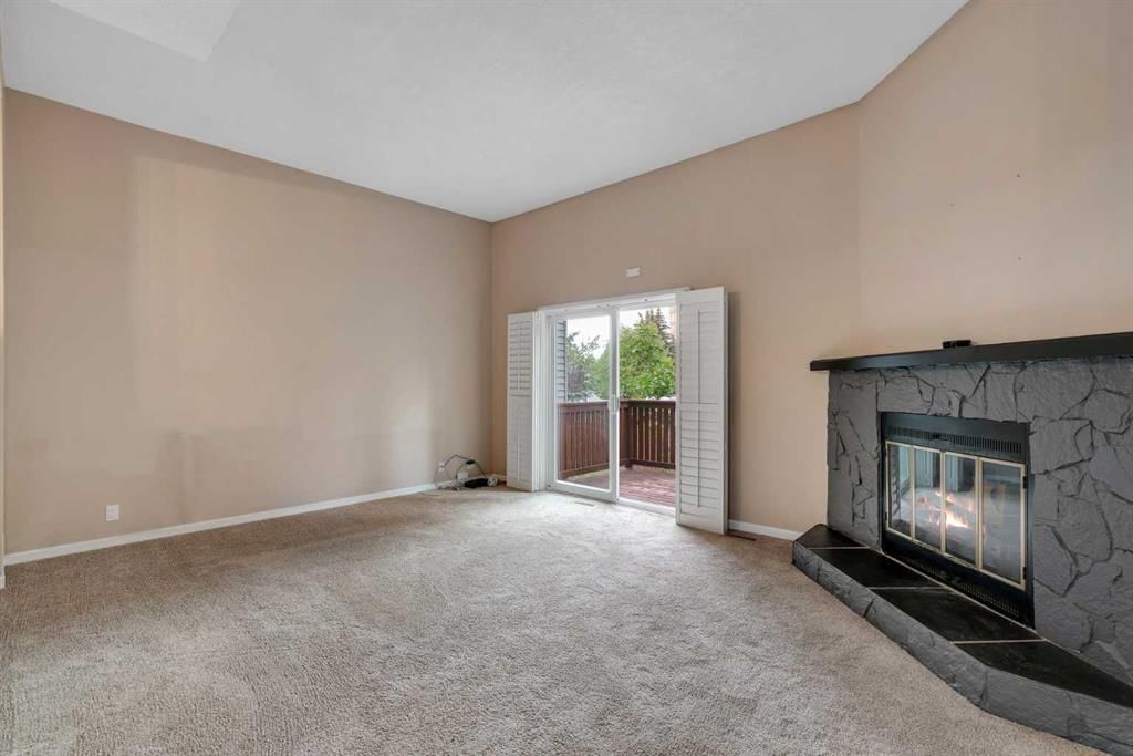 22 Coachway Green SW, Calgary — photo 4 of 36