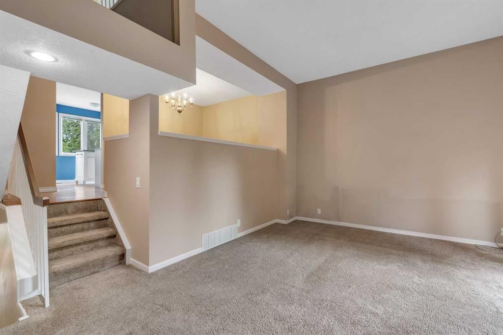 22 Coachway Green SW, Calgary — photo 5 of 36