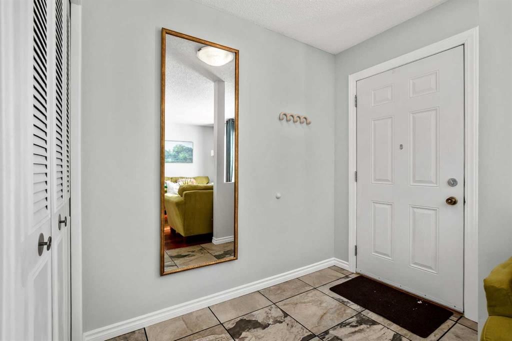 71 Strathcona Crescent SW, Calgary — photo 2 of 26