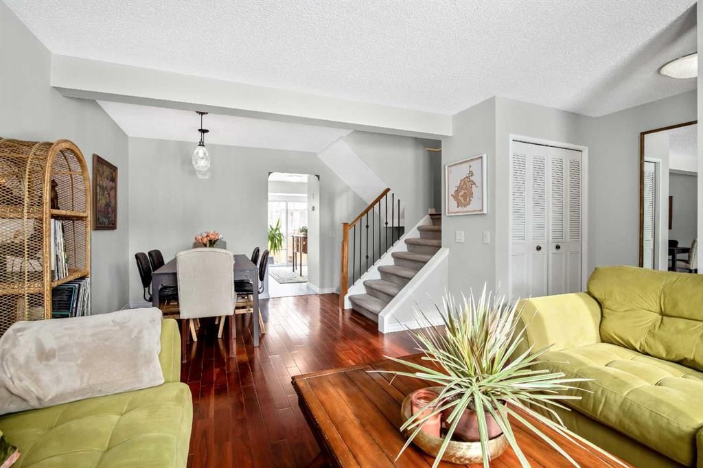 71 Strathcona Crescent SW, Calgary — photo 5 of 26