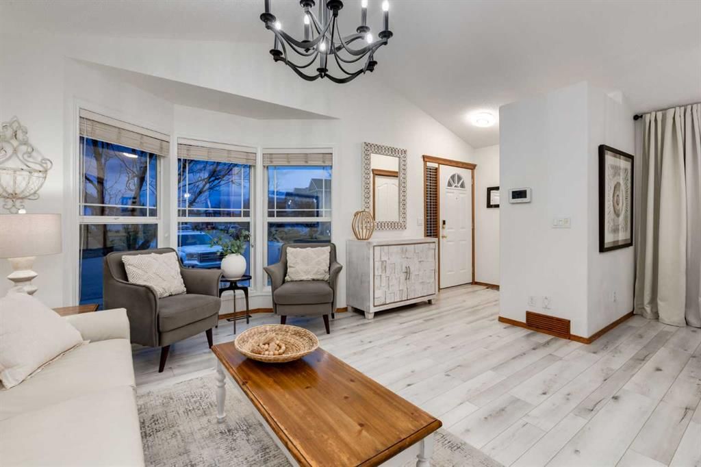 117 CRAMOND Crescent SE, Calgary — photo 4 of 41