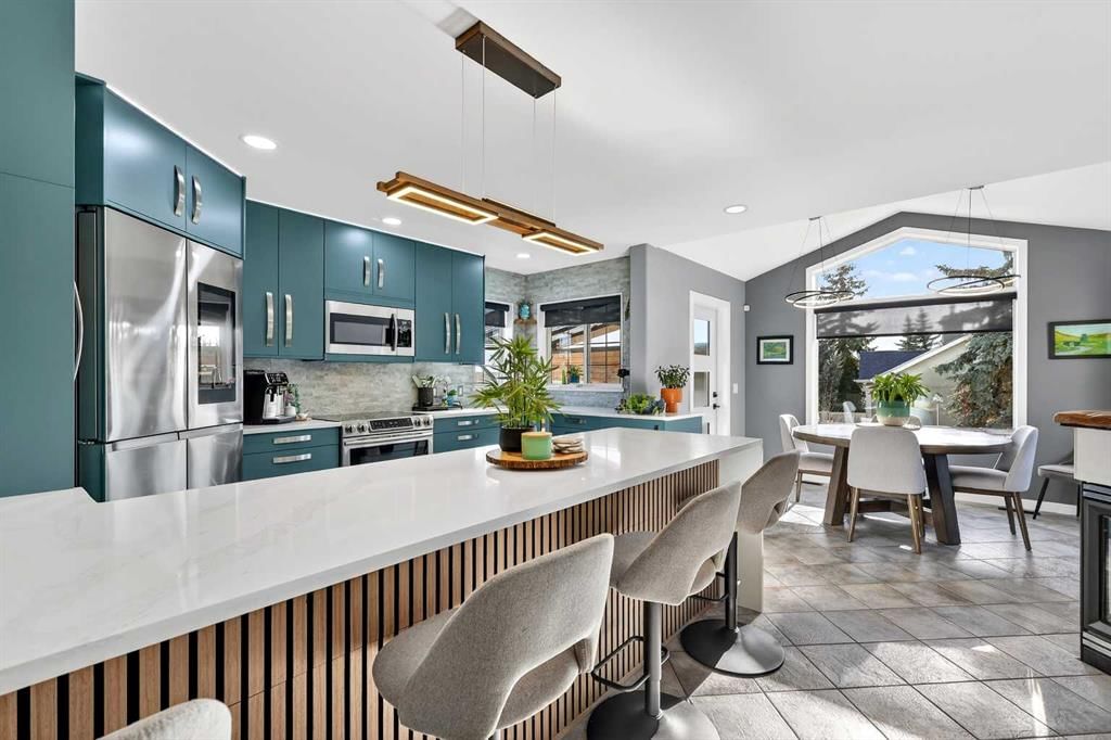 61 Somerset Crescent SW, Calgary — photo 3 of 49