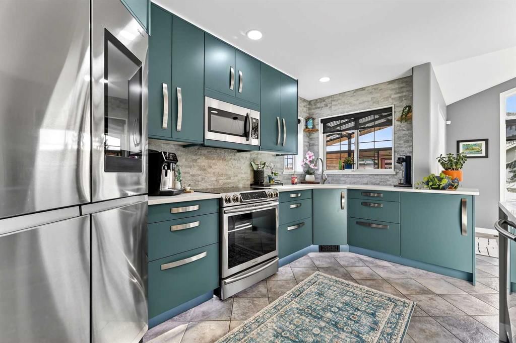 61 Somerset Crescent SW, Calgary — photo 5 of 49
