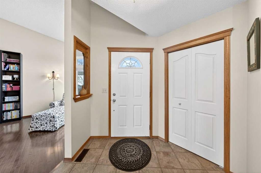 228 Riverside Close SE, Calgary — photo 4 of 50