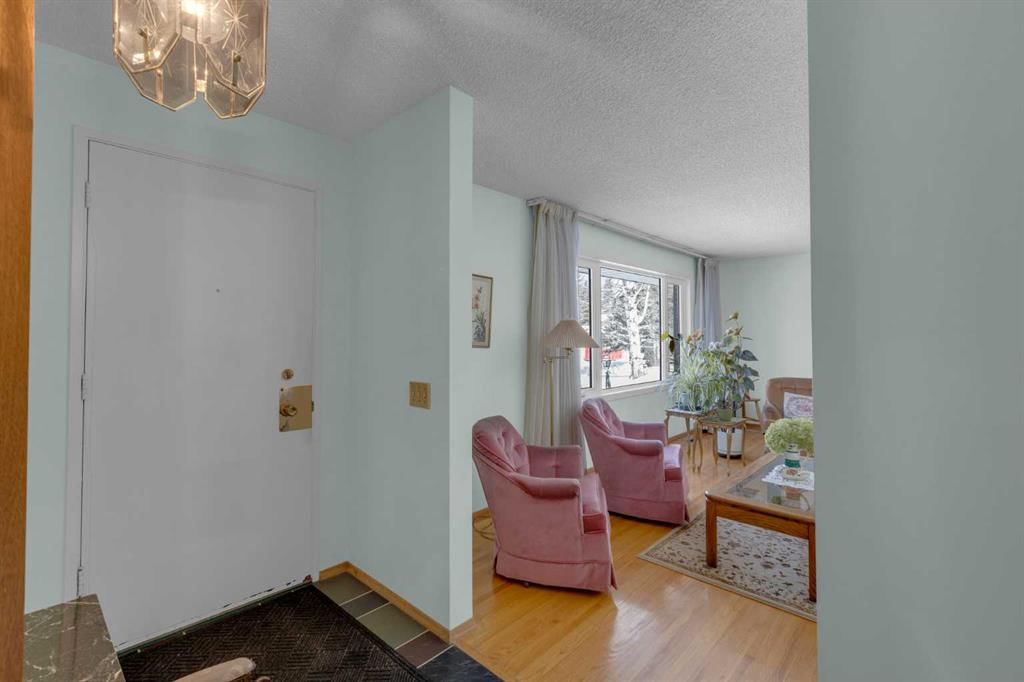 9628 Palisan Place SW, Calgary — photo 4 of 39