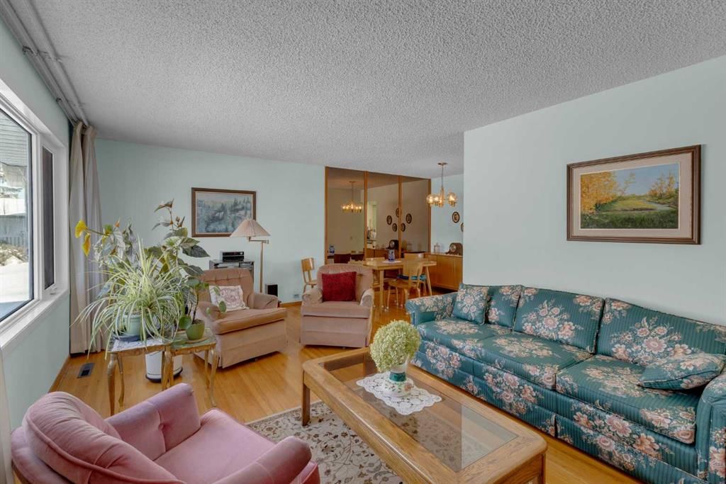 9628 Palisan Place SW, Calgary — photo 5 of 39