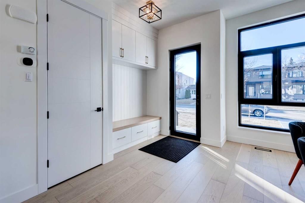 3716 44 Street SW, Calgary — photo 3 of 32