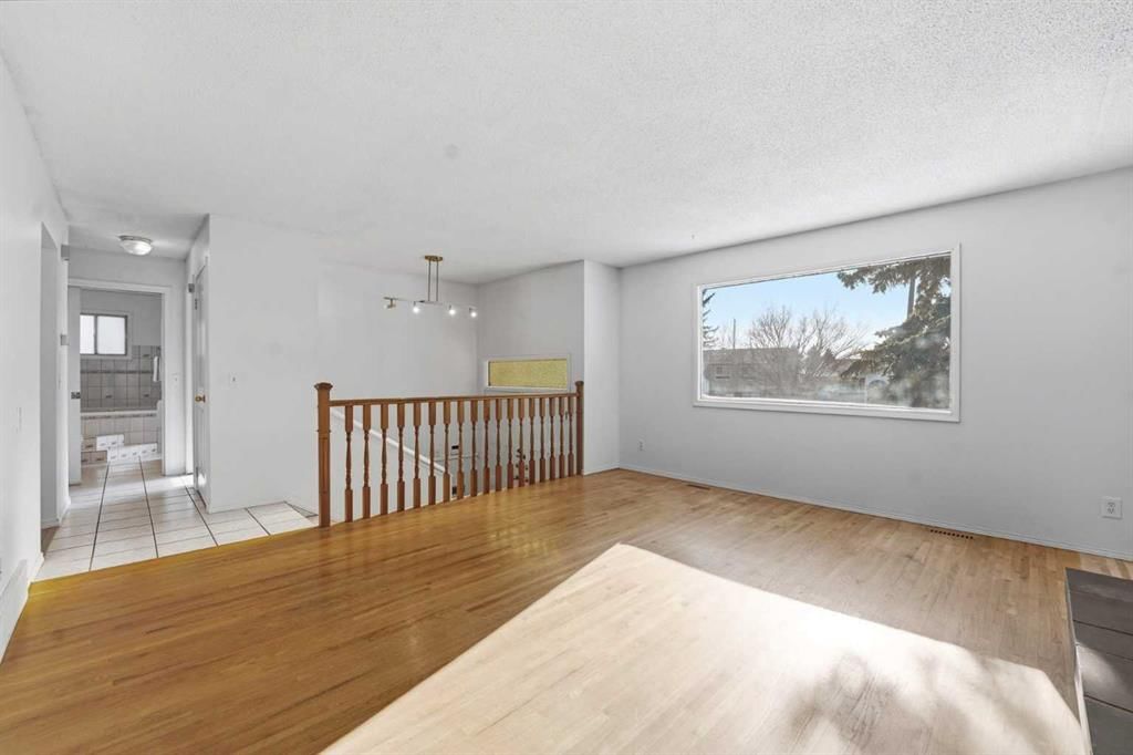 5720 Madigan Drive NE, Calgary — photo 3 of 37
