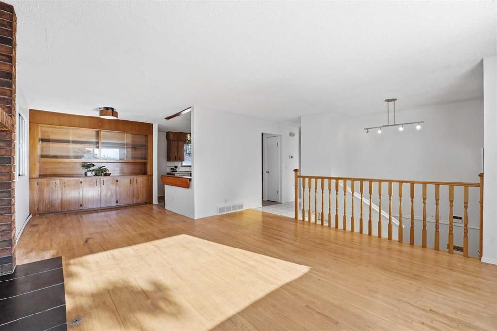 5720 Madigan Drive NE, Calgary — photo 5 of 37