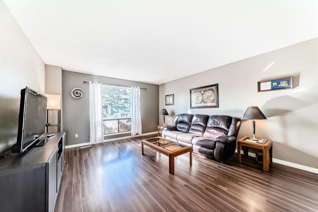 144 Silvergrove Road NW, Calgary — photo 4 of 41