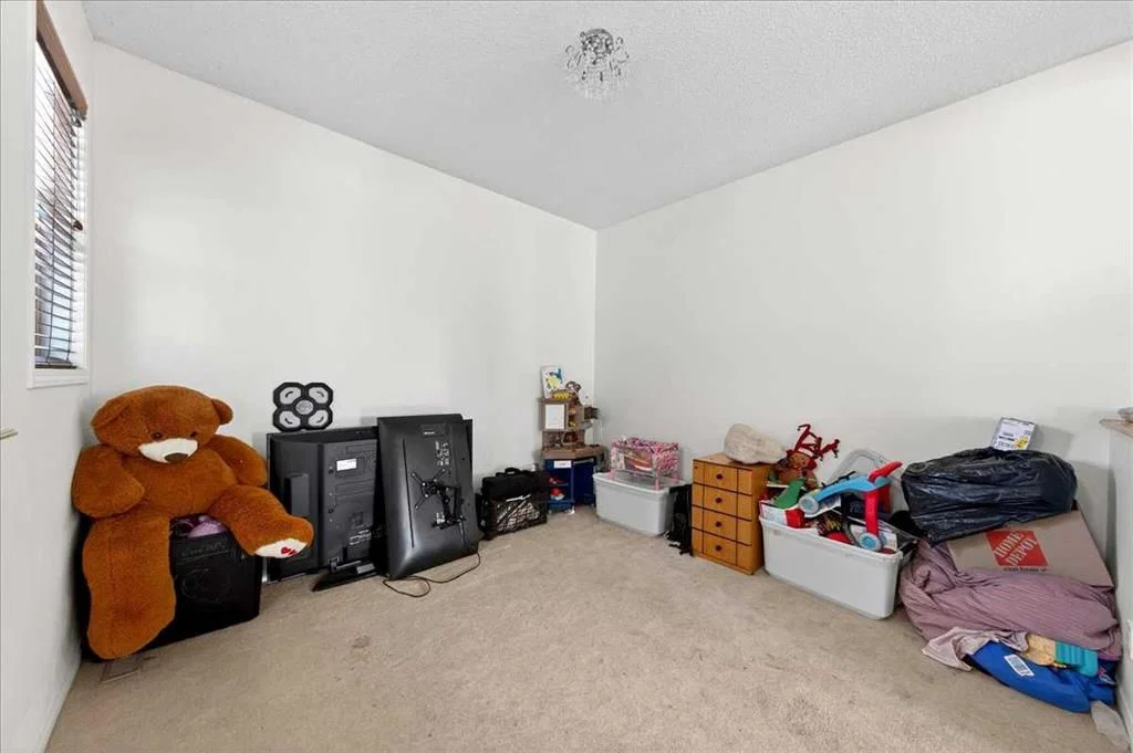 34 Saddlecrest Crescent NE, Calgary — photo 4 of 50