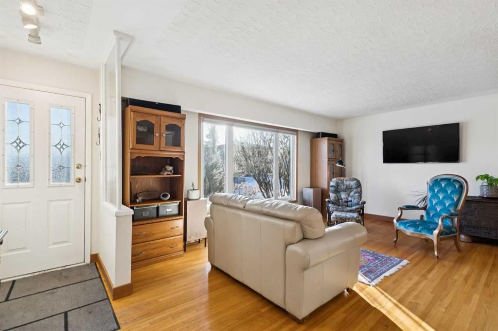 35 45 Street SW, Calgary — photo 2 of 39