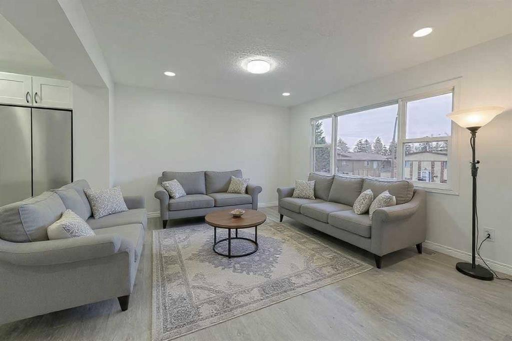 404 Pinehill Road NE, Calgary — photo 2 of 31