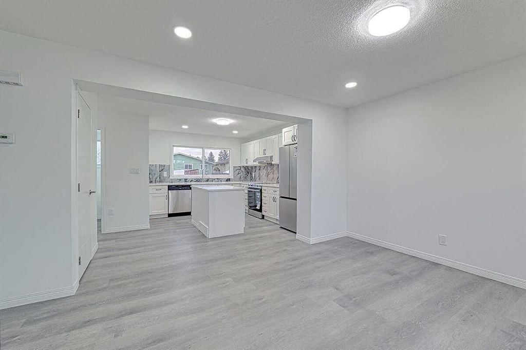 404 Pinehill Road NE, Calgary — photo 3 of 31