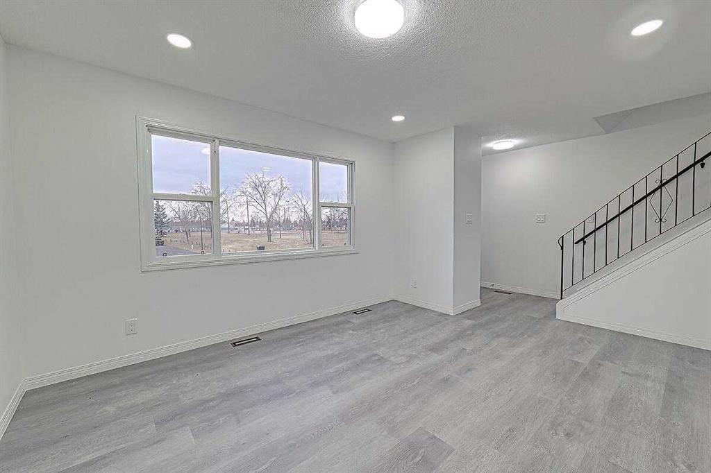 404 Pinehill Road NE, Calgary — photo 4 of 31