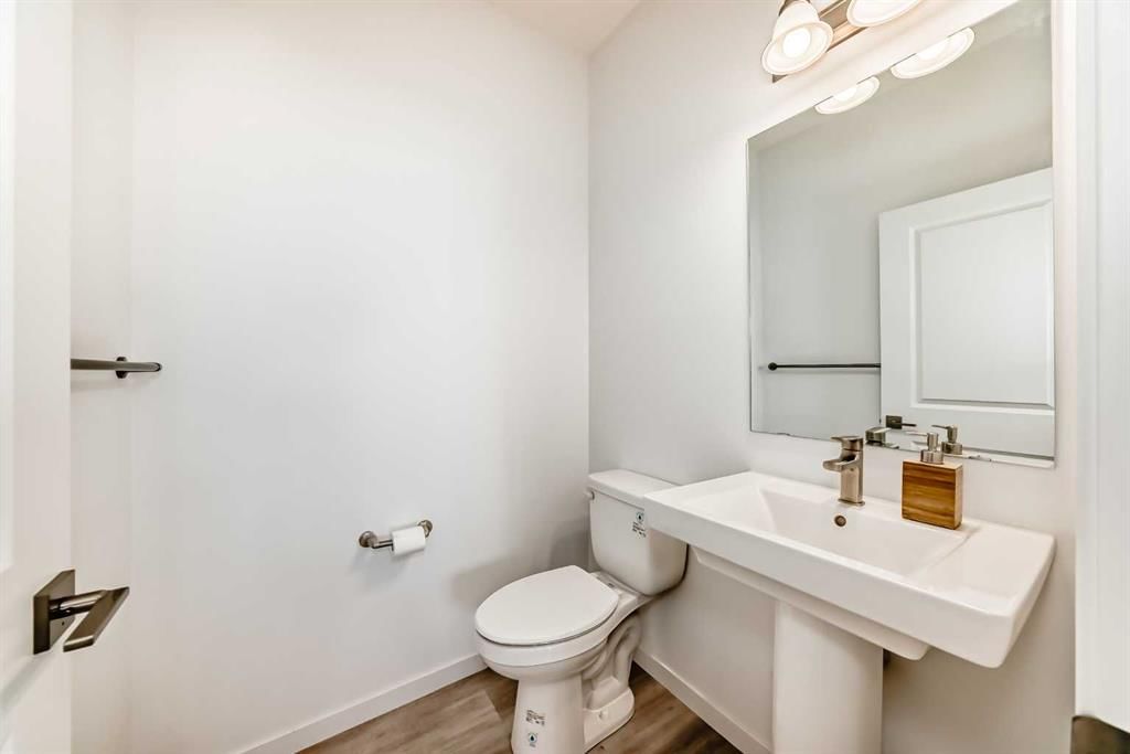 289 Crestmont Drive SW, Calgary — photo 3 of 47