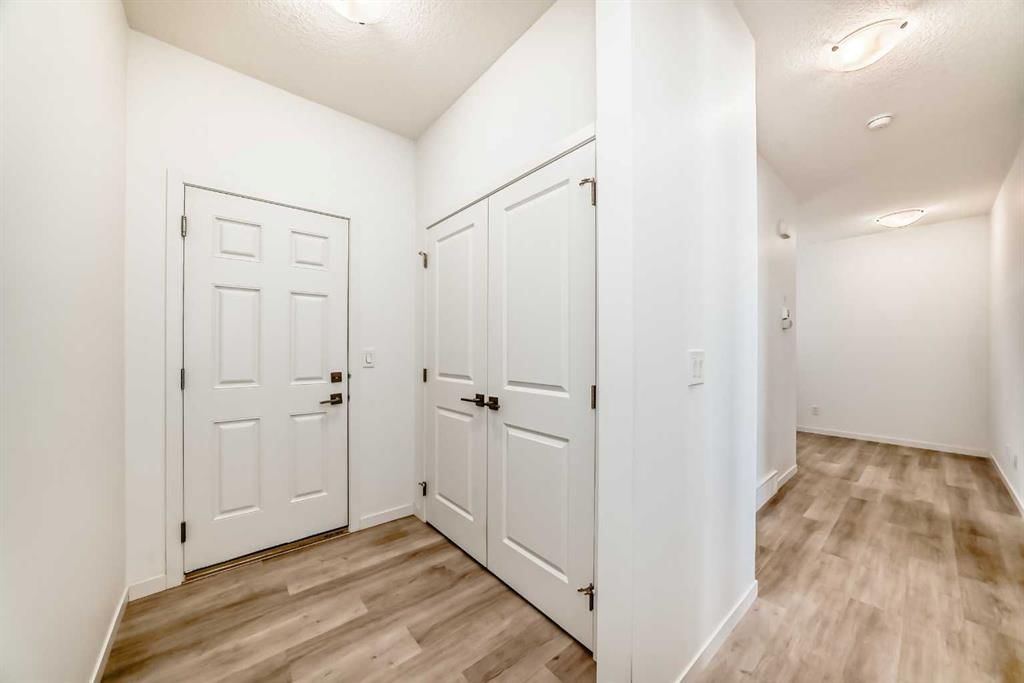 289 Crestmont Drive SW, Calgary — photo 4 of 47