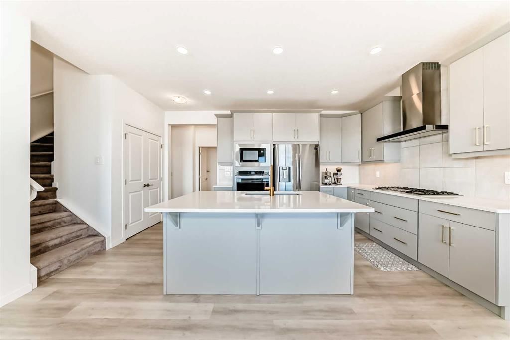289 Crestmont Drive SW, Calgary — photo 5 of 47