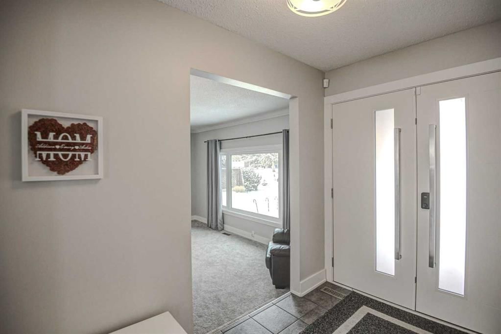 311 Canterbury Place SW, Calgary — photo 3 of 38