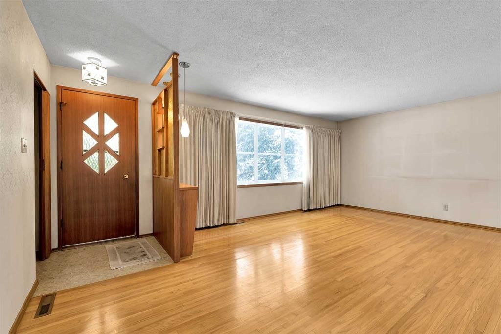 1483 Northmount Drive NW, Calgary — photo 3 of 39