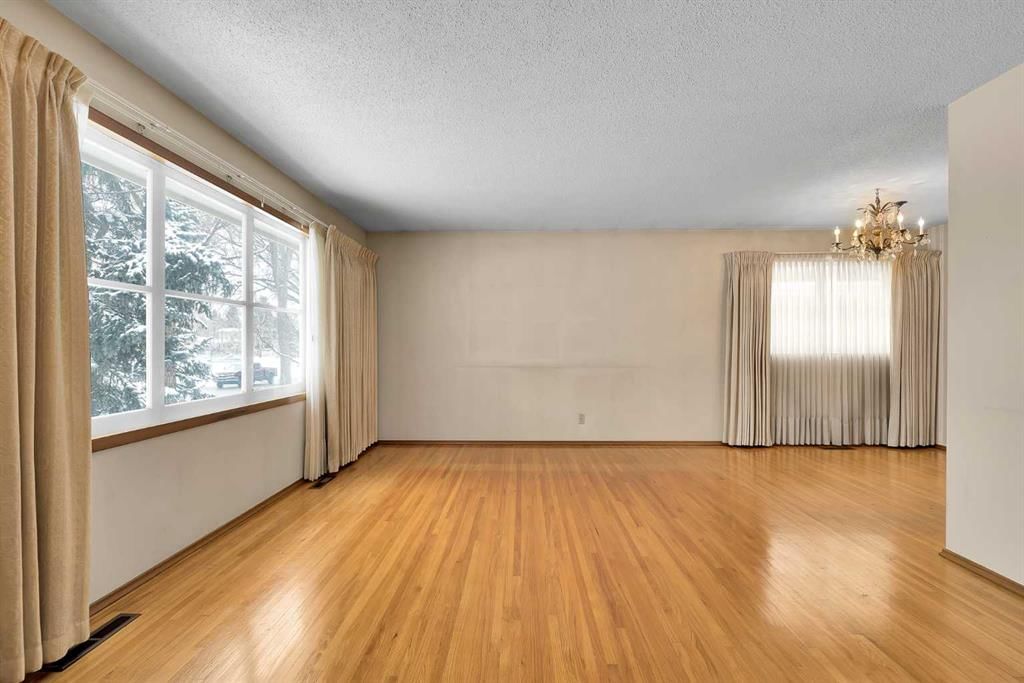 1483 Northmount Drive NW, Calgary — photo 4 of 39