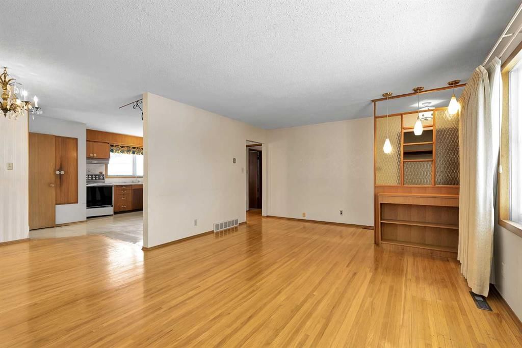 1483 Northmount Drive NW, Calgary — photo 5 of 39