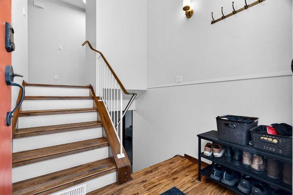82 Ranchero Rise NW, Calgary — photo 5 of 39