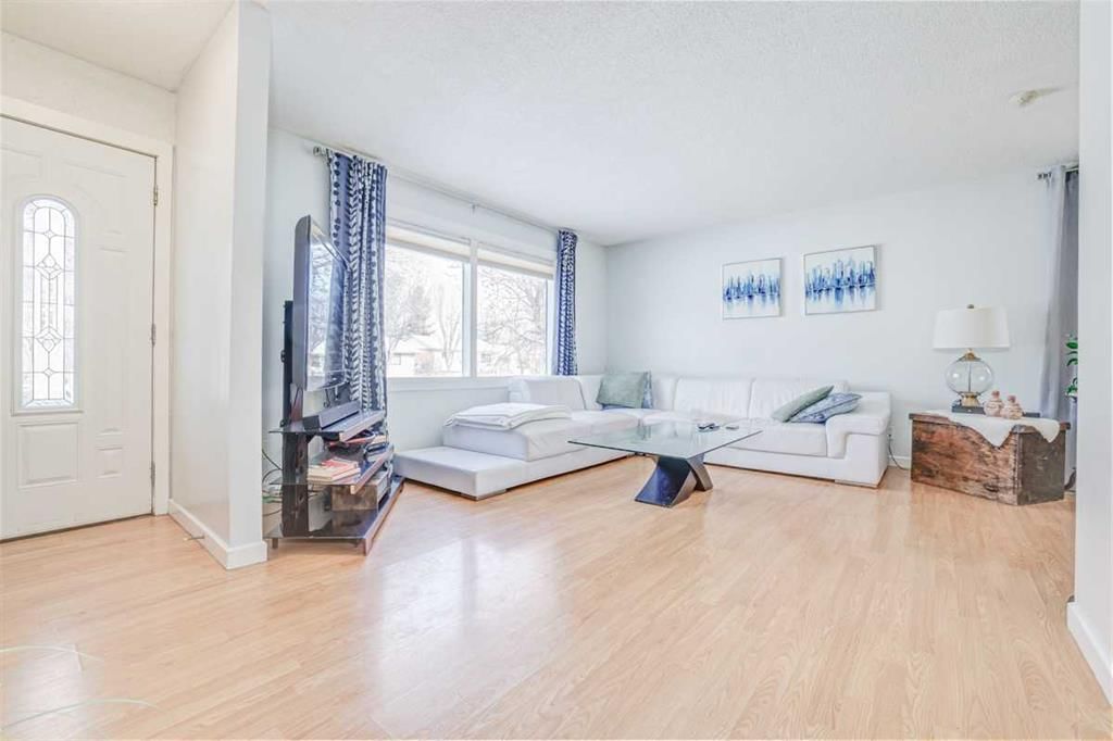 5023 Marlborough Drive NE, Calgary — photo 5 of 37