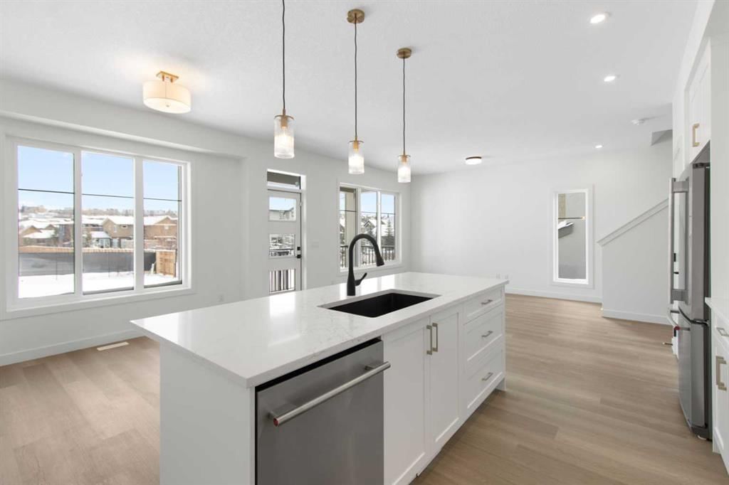 2241 81st Street SW, Calgary — photo 5 of 38
