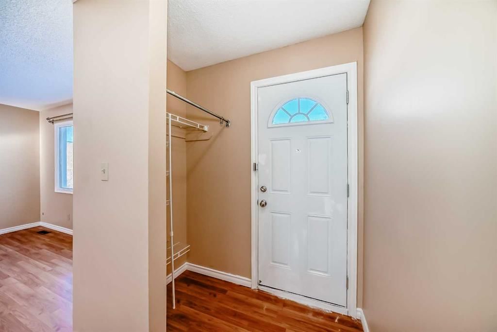 172 Pinehill Road NE, Calgary — photo 3 of 40