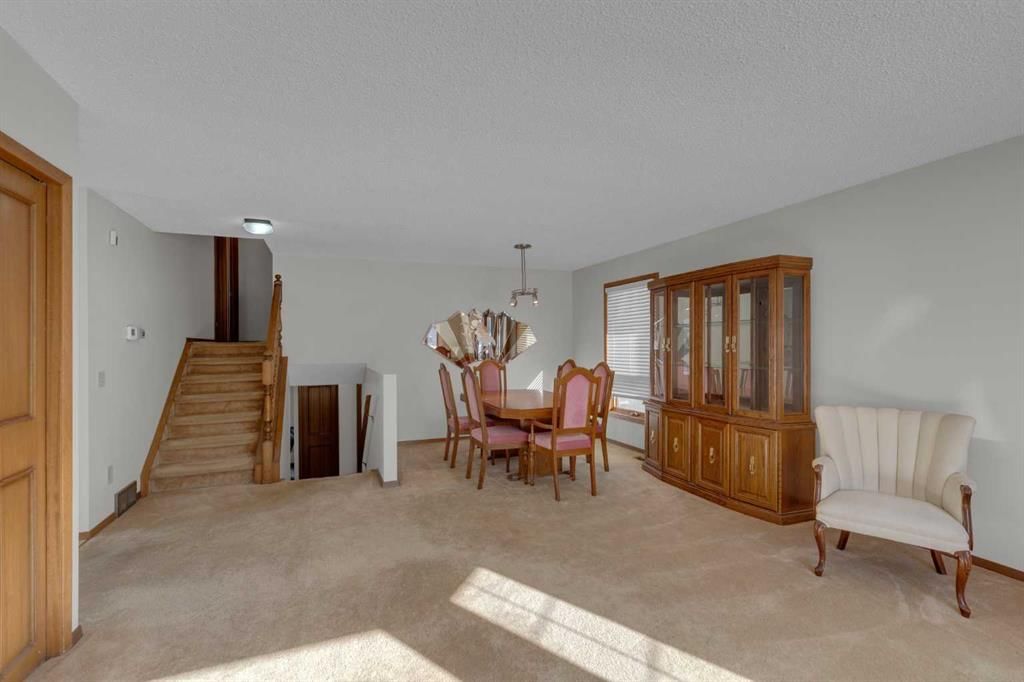 92 Macewan Drive NW, Calgary — photo 3 of 34