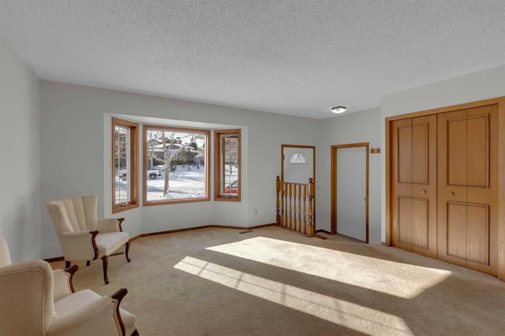 92 Macewan Drive NW, Calgary — photo 4 of 34